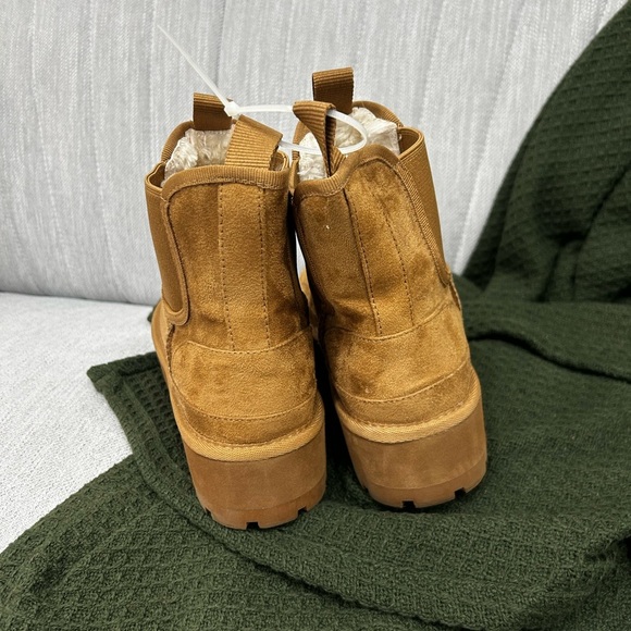 Tan Suede Women's Ankle Boots size 7.5 NWOT - Picture 2 of 4